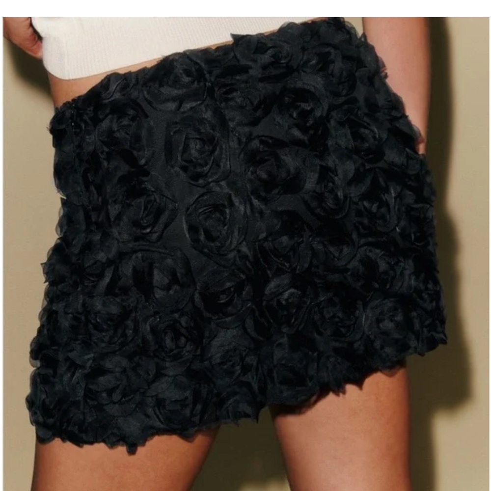 NWT Reformation Carla Low Waist Mini Skirt in Black Rose - size 6